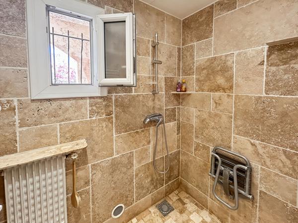 VILLA INDIVIDUELLE 4 PIECES AU CALME SUR 638 M² DE TERRAIN AVEC PISCINE