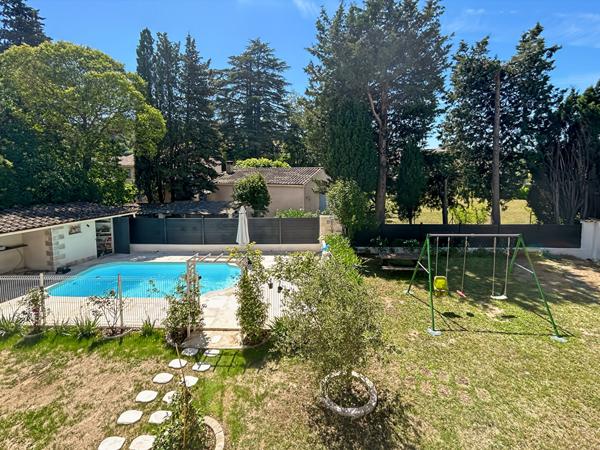 VILLA INDIVIDUELLE 4 PIECES AU CALME SUR 638 M² DE TERRAIN AVEC PISCINE