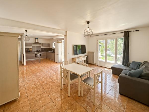 VILLA INDIVIDUELLE 4 PIECES AU CALME SUR 638 M² DE TERRAIN AVEC PISCINE