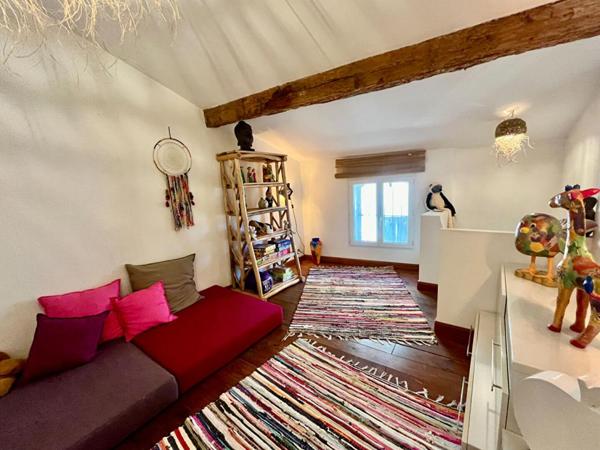 Jolie maison  de village avec  terrasse et garage