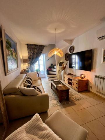 Jolie maison  de village avec  terrasse et garage