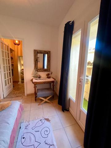 Jolie maison  de village avec  terrasse et garage