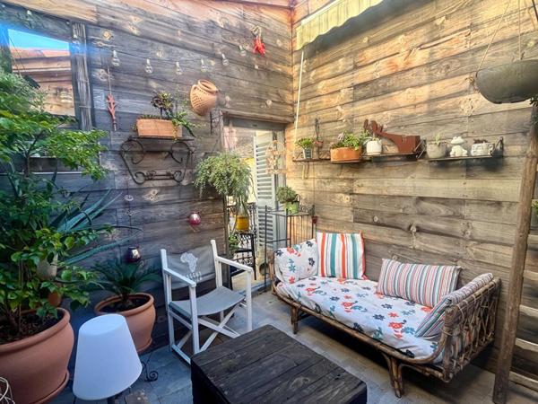 Jolie maison  de village avec  terrasse et garage