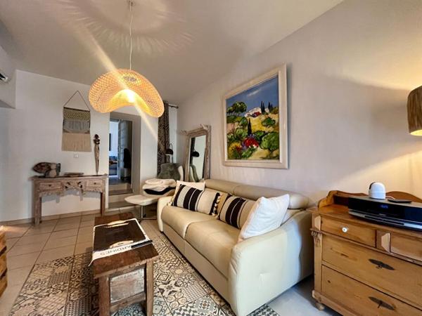 Jolie maison  de village avec  terrasse et garage