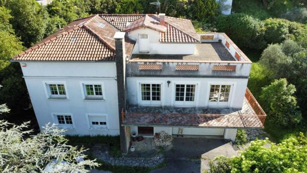 En exclusivité au quartier du Bas Brésis, grande maison d'architecte disposant de 2 logements , terrain constructible quart