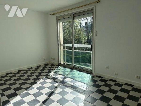 A vendre Studio T1 à Mesnil Esnard d'une surface habitable de 30 m² en parfait état comprenant:...