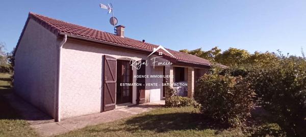 Vue dégagée sur l'espace extérieur avec un hangar