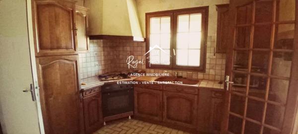 Vue dégagée sur l'espace extérieur avec un hangar