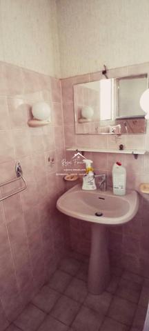 Vue dégagée sur l'espace extérieur avec un hangar