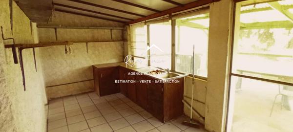 Vue dégagée sur l'espace extérieur avec un hangar