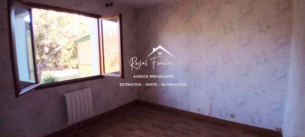 Vue dégagée sur l'espace extérieur avec un hangar