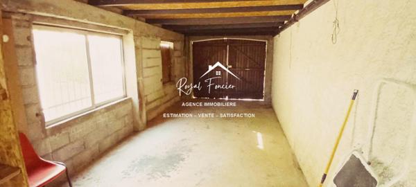 Vue dégagée sur l'espace extérieur avec un hangar