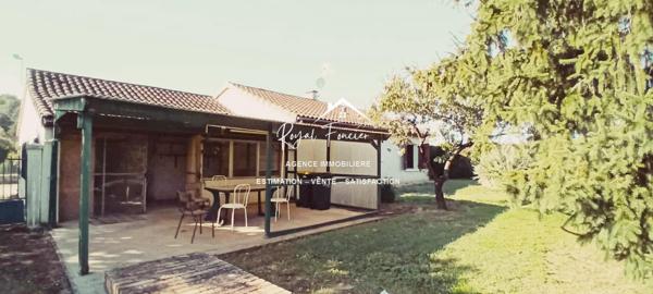 Vue dégagée sur l'espace extérieur avec un hangar