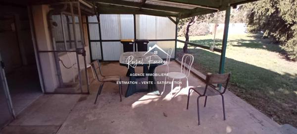 Vue dégagée sur l'espace extérieur avec un hangar