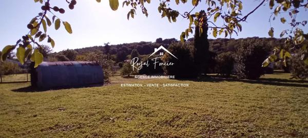 Vue dégagée sur l'espace extérieur avec un hangar