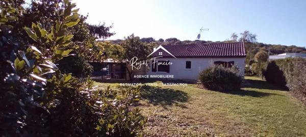 Vue dégagée sur l'espace extérieur avec un hangar