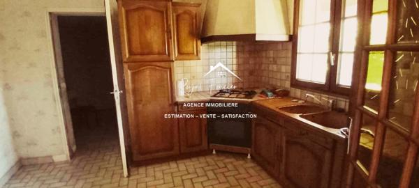 Vue dégagée sur l'espace extérieur avec un hangar