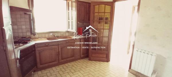 Vue dégagée sur l'espace extérieur avec un hangar