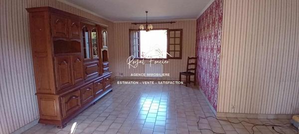 Vue dégagée sur l'espace extérieur avec un hangar