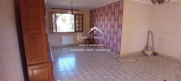 Vue dégagée sur l'espace extérieur avec un hangar