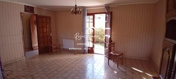 Vue dégagée sur l'espace extérieur avec un hangar