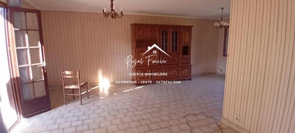 Vue dégagée sur l'espace extérieur avec un hangar