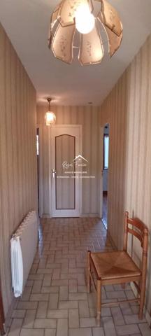 Vue dégagée sur l'espace extérieur avec un hangar