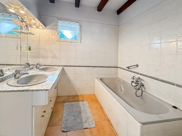 Belle maison avec piscine et double garage