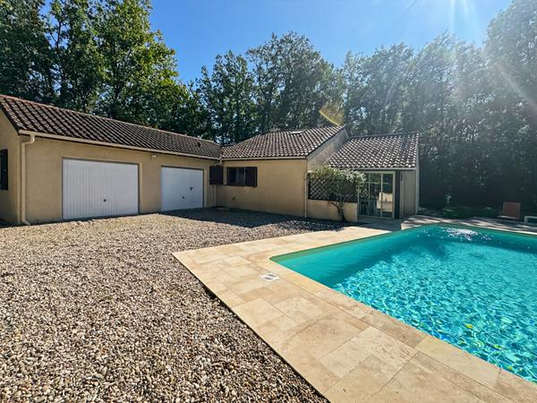 Belle maison avec piscine et double garage