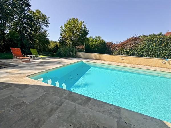 Belle maison avec piscine et double garage