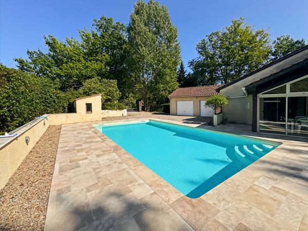 Belle maison avec piscine et double garage