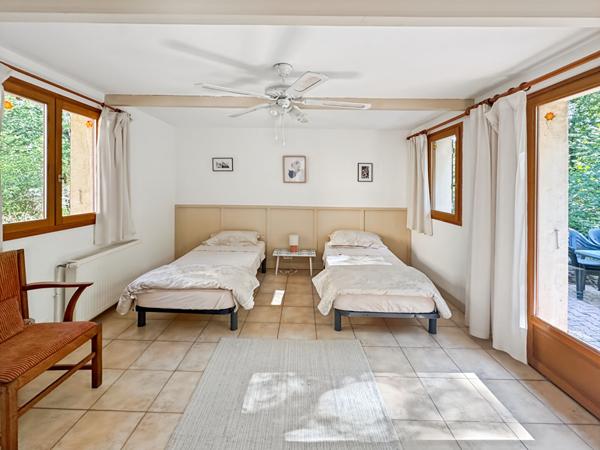 Belle maison avec piscine et double garage