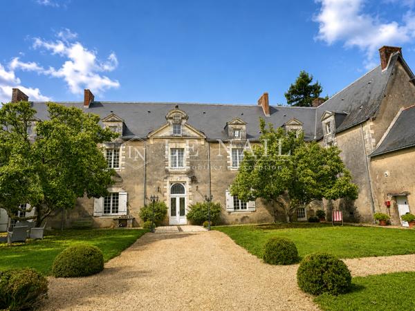Château des XIVème et XVIIIème siècles au cœur d’un village proche de Nantes