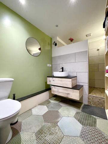 Maison de village en pierre et son gîte à Voiteur