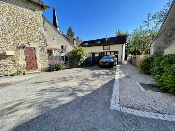 Maison de village en pierre et son gîte à Voiteur