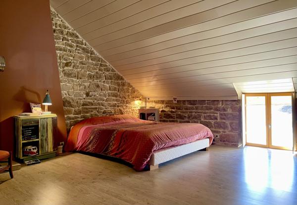 Maison de village en pierre et son gîte à Voiteur