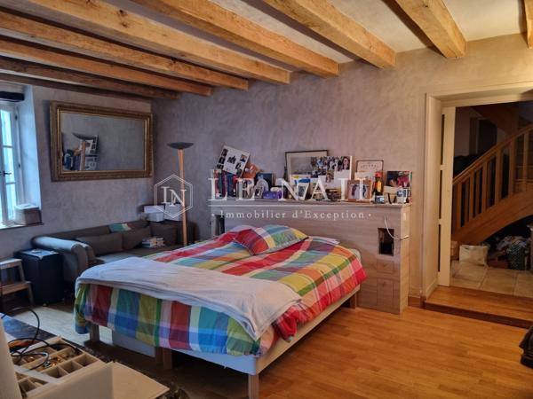 Ancien corps de ferme avec maison d'amis et 16 hectares à 20 km de Tours.