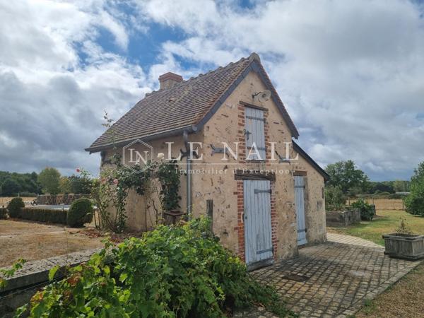 Ancien corps de ferme avec maison d'amis et 16 hectares à 20 km de Tours.