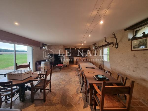 Ancien corps de ferme avec maison d'amis et 16 hectares à 20 km de Tours.