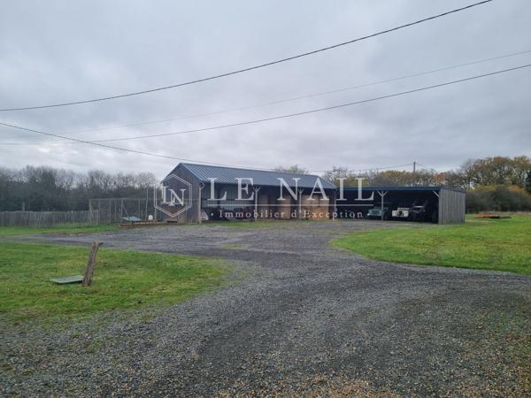Ancien corps de ferme avec maison d'amis et 16 hectares à 20 km de Tours.