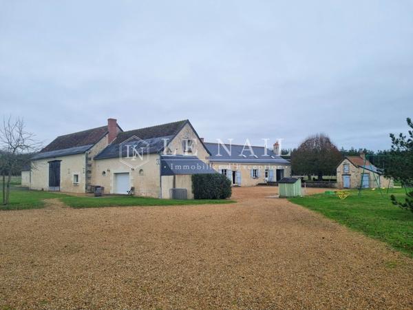 Ancien corps de ferme avec maison d'amis et 16 hectares à 20 km de Tours.