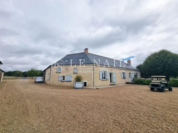 Ancien corps de ferme avec maison d'amis et 16 hectares à 20 km de Tours.