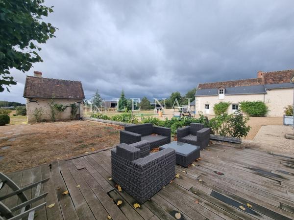 Ancien corps de ferme avec maison d'amis et 16 hectares à 20 km de Tours.