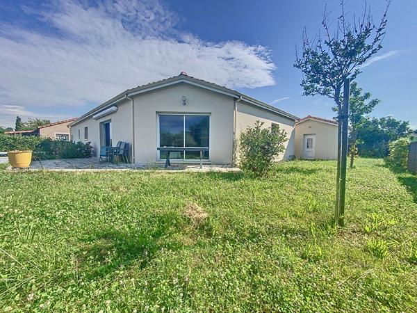 MAISON 2020 BRETENOUX PLAIN PIED AVEC PISCINE CHAUFFEE A VENDRE - 2 CHAMBRES - CUISINE AMENAGEE ET EQUIPEE - GARAGE - VASTE SEJOUR - 1 SALLE D'EAU AVEC WC + WC INDEPENDANT - DEPENDANCE EXTERIEURE