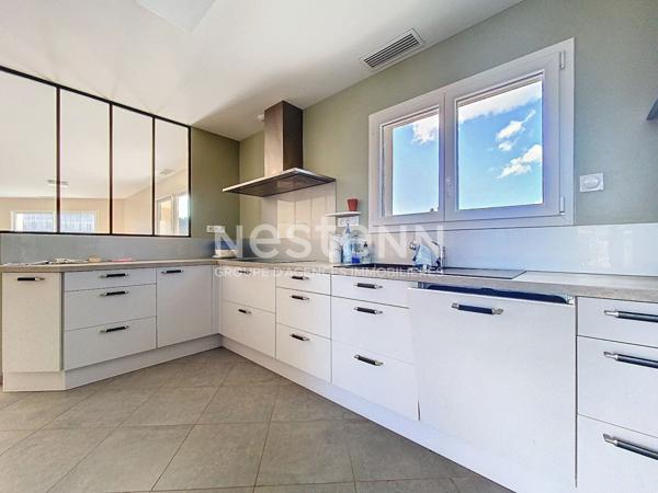 MAISON 2020 BRETENOUX PLAIN PIED AVEC PISCINE CHAUFFEE A VENDRE - 2 CHAMBRES - CUISINE AMENAGEE ET EQUIPEE - GARAGE - VASTE SEJOUR - 1 SALLE D'EAU AVEC WC + WC INDEPENDANT - DEPENDANCE EXTERIEURE