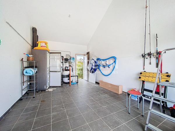 MAISON 2020 BRETENOUX PLAIN PIED AVEC PISCINE CHAUFFEE A VENDRE - 2 CHAMBRES - CUISINE AMENAGEE ET EQUIPEE - GARAGE - VASTE SEJOUR - 1 SALLE D'EAU AVEC WC + WC INDEPENDANT - DEPENDANCE EXTERIEURE