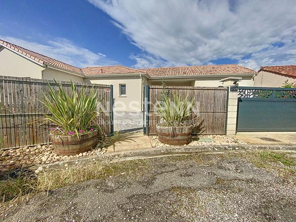 MAISON 2020 BRETENOUX PLAIN PIED AVEC PISCINE CHAUFFEE A VENDRE - 2 CHAMBRES - CUISINE AMENAGEE ET EQUIPEE - GARAGE - VASTE SEJOUR - 1 SALLE D'EAU AVEC WC + WC INDEPENDANT - DEPENDANCE EXTERIEURE