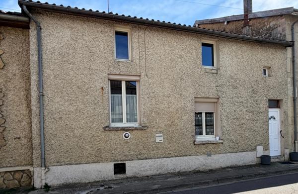 MAISON DE VILLAGE 4 CHAMBRES AVEC JARDIN ET DÉPENDANCES