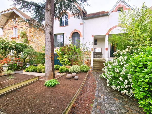 Vente
                Maison185 m² - 7 Pièces -
                    LE PECQ (78230)