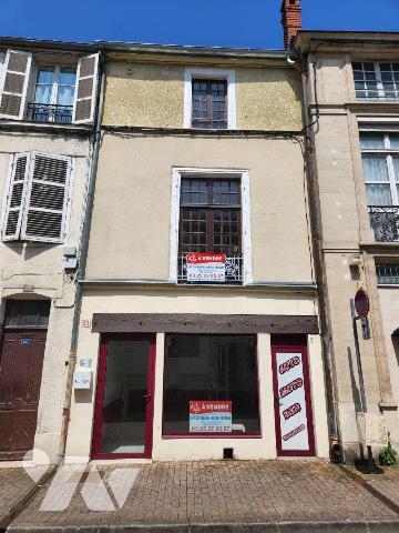 À vendre à Bar-sur-Aube? Immeuble mixte à rénover avec toiture neuve, au fort potentiel
Situé ...